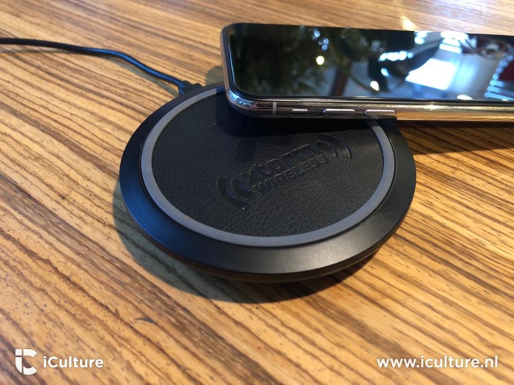 Xtorm Wireless Fast Charging Pad met iPhone X.