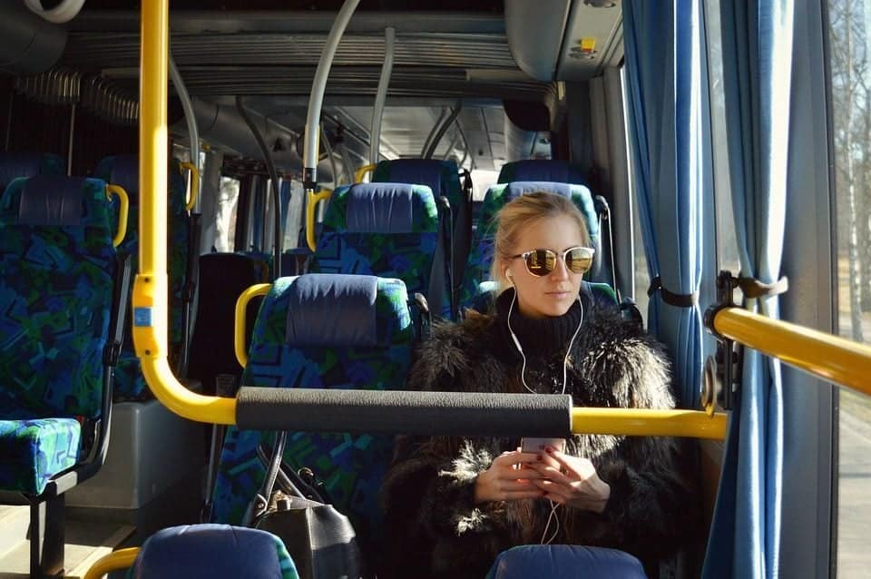 Openbaar vervoer-apps: meisje in de bus