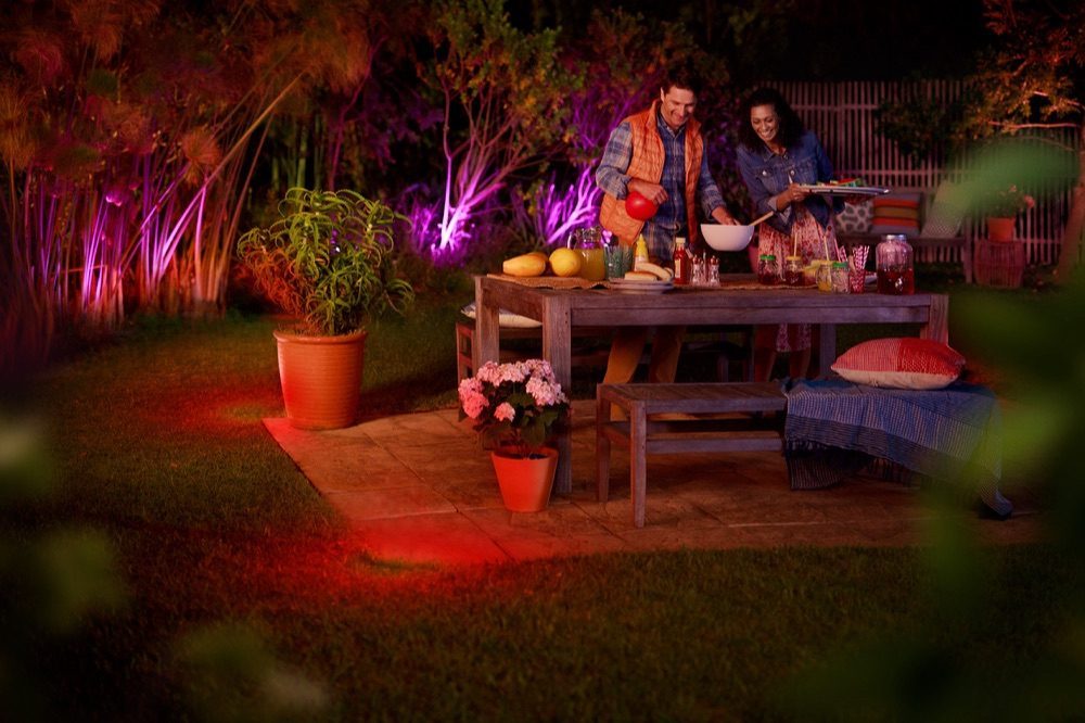 zoeken Sui ik luister naar muziek Met de Philips Hue buitenverlichting verlicht je ook je tuin