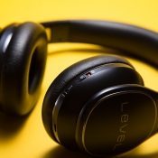 Audio van draadloze hoofdtelefoon vertraagd? Dit kun je doen