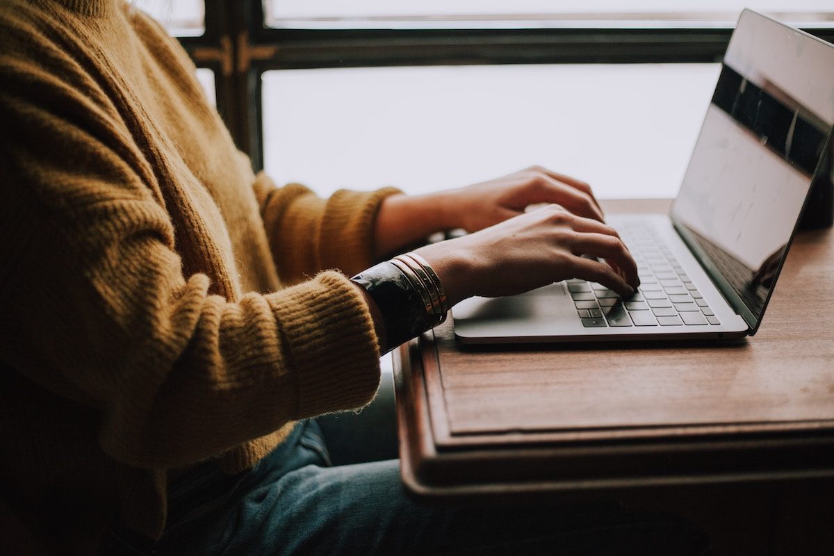 Vrouw op MaBook