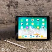 iPad 2018 review: iPad op een stenen vloer