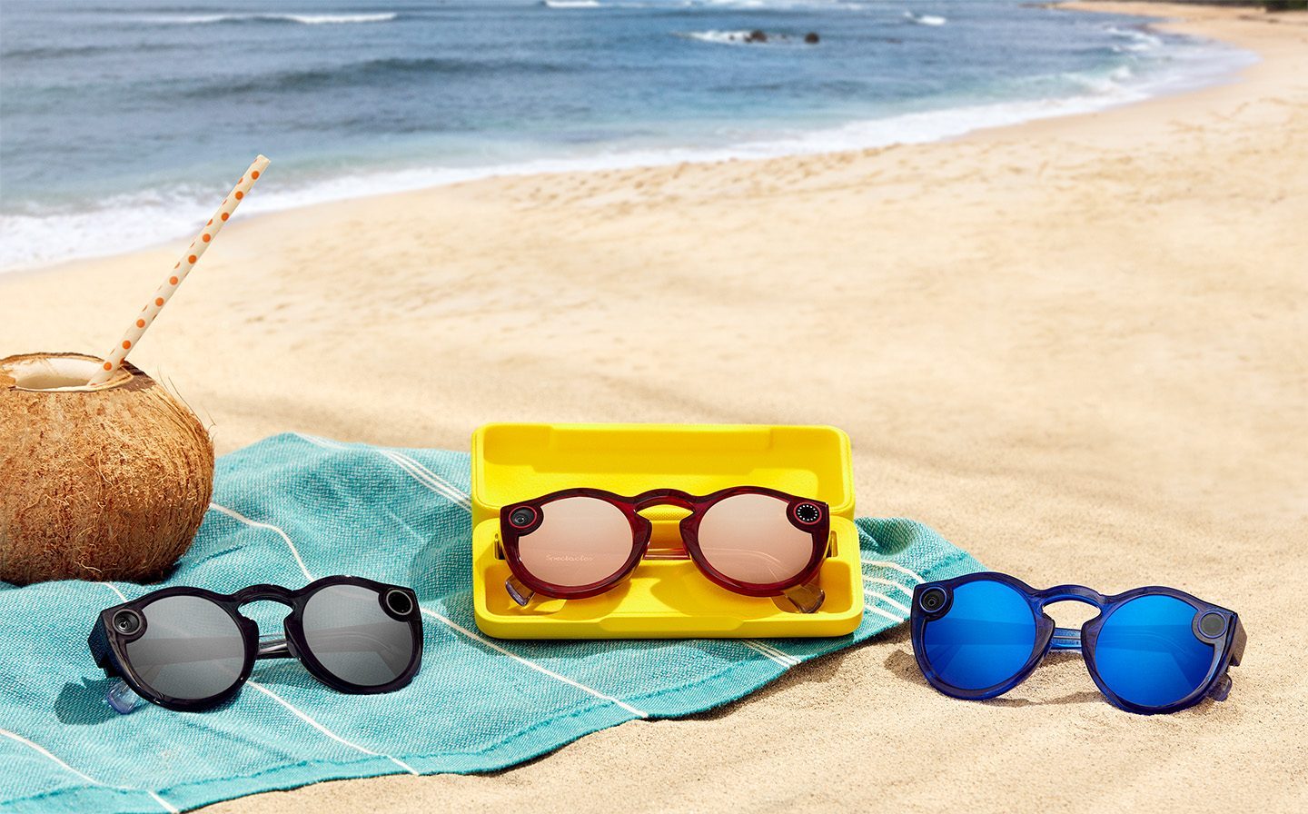 Spectacles 2 van Snapchat op het strand.
