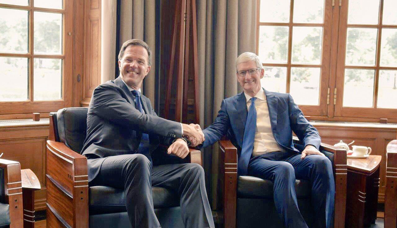 Mark Rutte met Tim Cook.