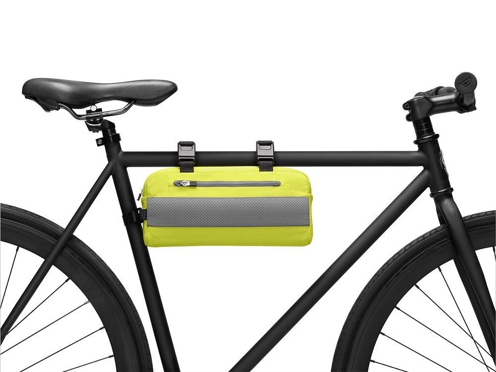 Rapha-tas op de fiets.