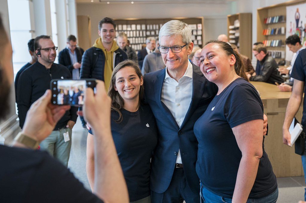 Tim Cook in Apple Store Den Haag