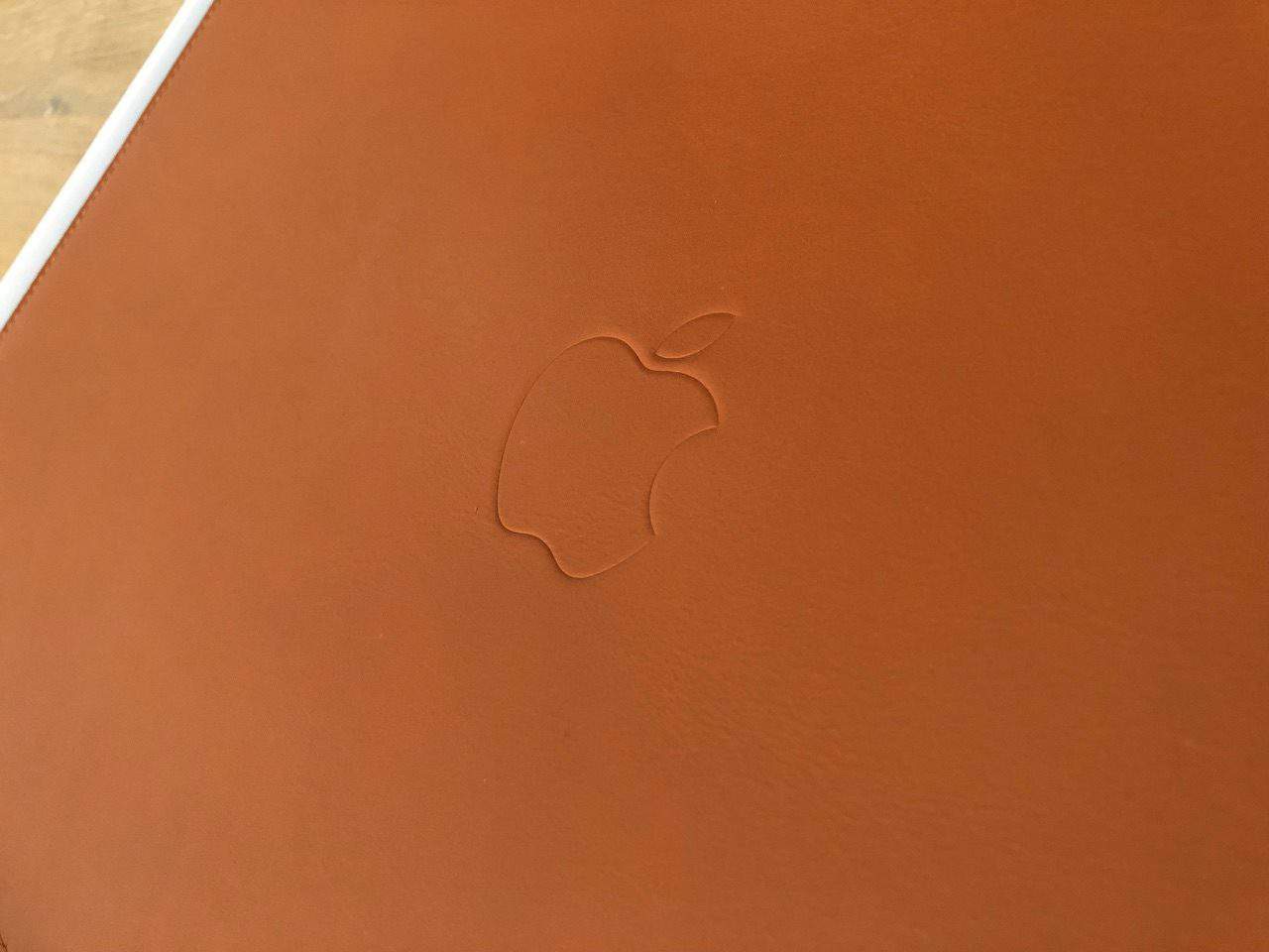 Leren Sleeve voor MacBook Pro met Apple-logo.