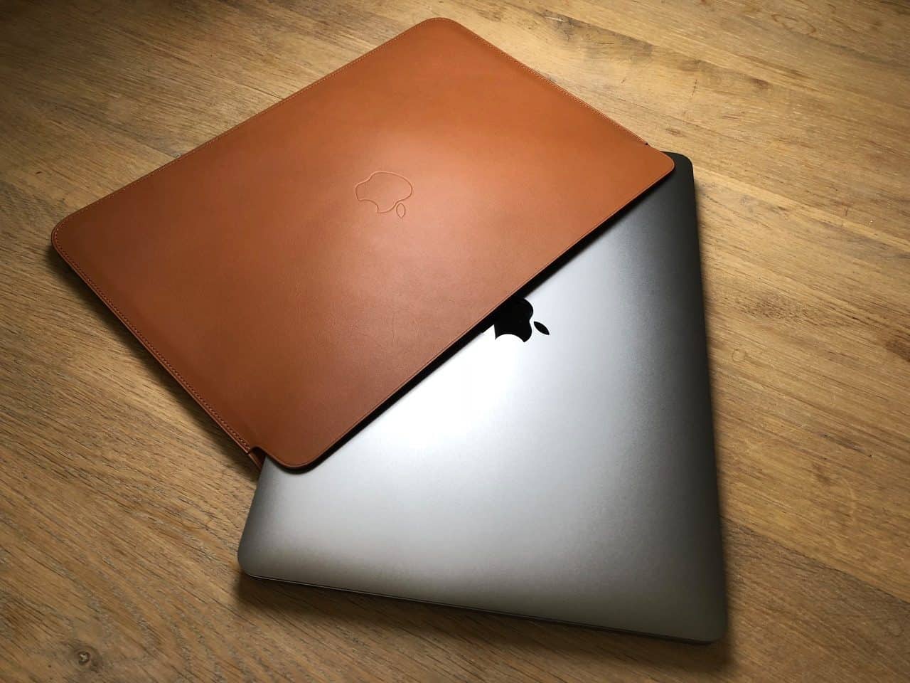 MacBook Pro schuin in Leren Sleeve.