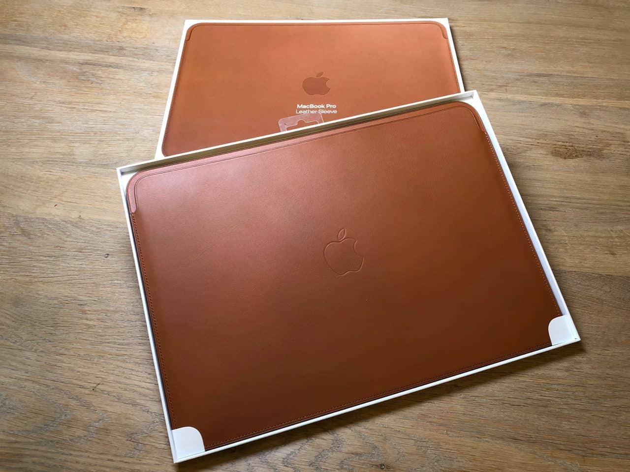 Leren Sleeve voor MacBook Pro met verpakking.