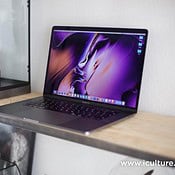 MacBook Pro 2018 op een plank.