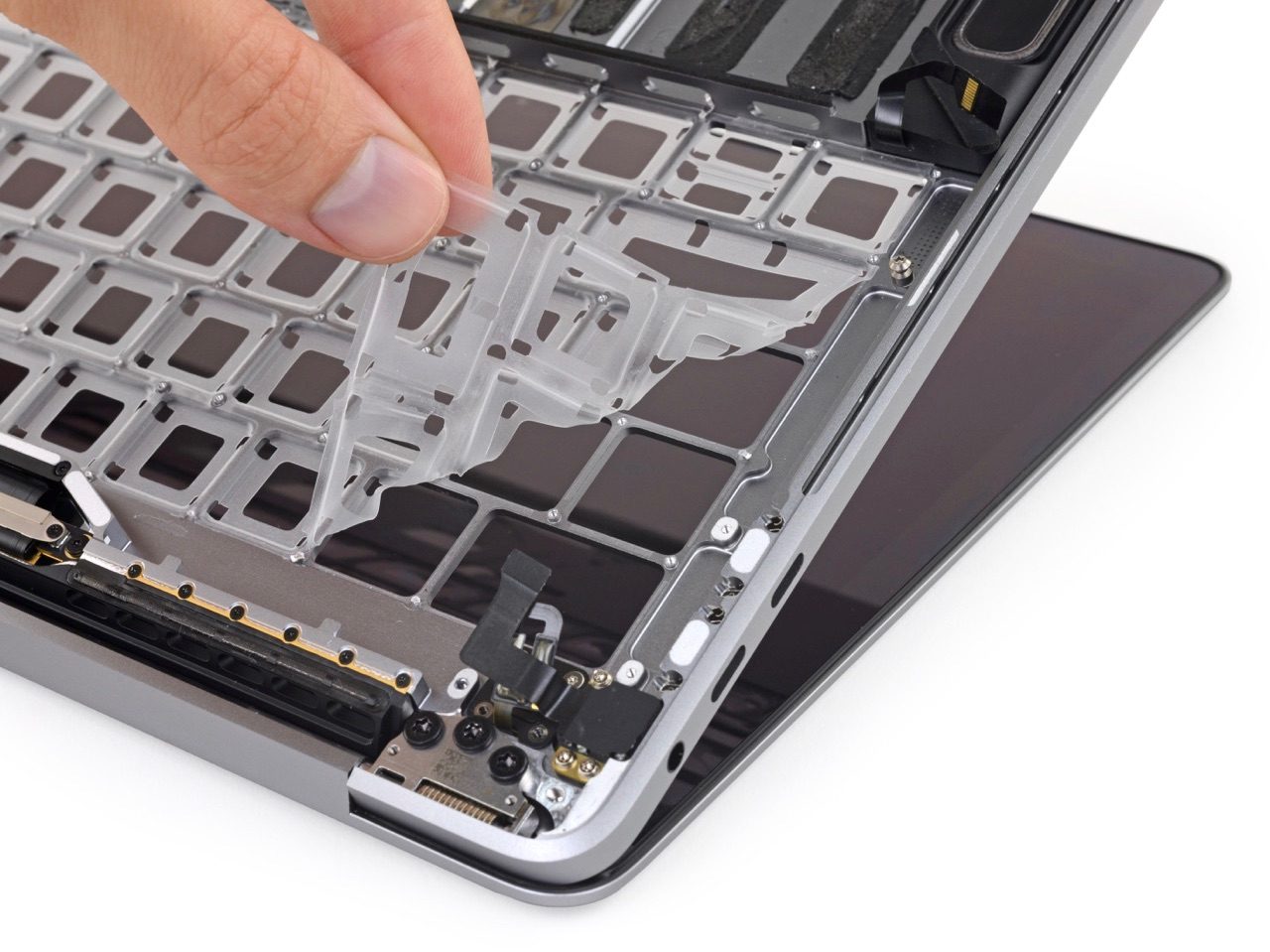 MacBook Pro 2018 toetsenbord teardown van iFixit met membraan.