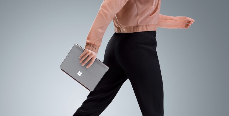 Microsoft Surface Go in de hand