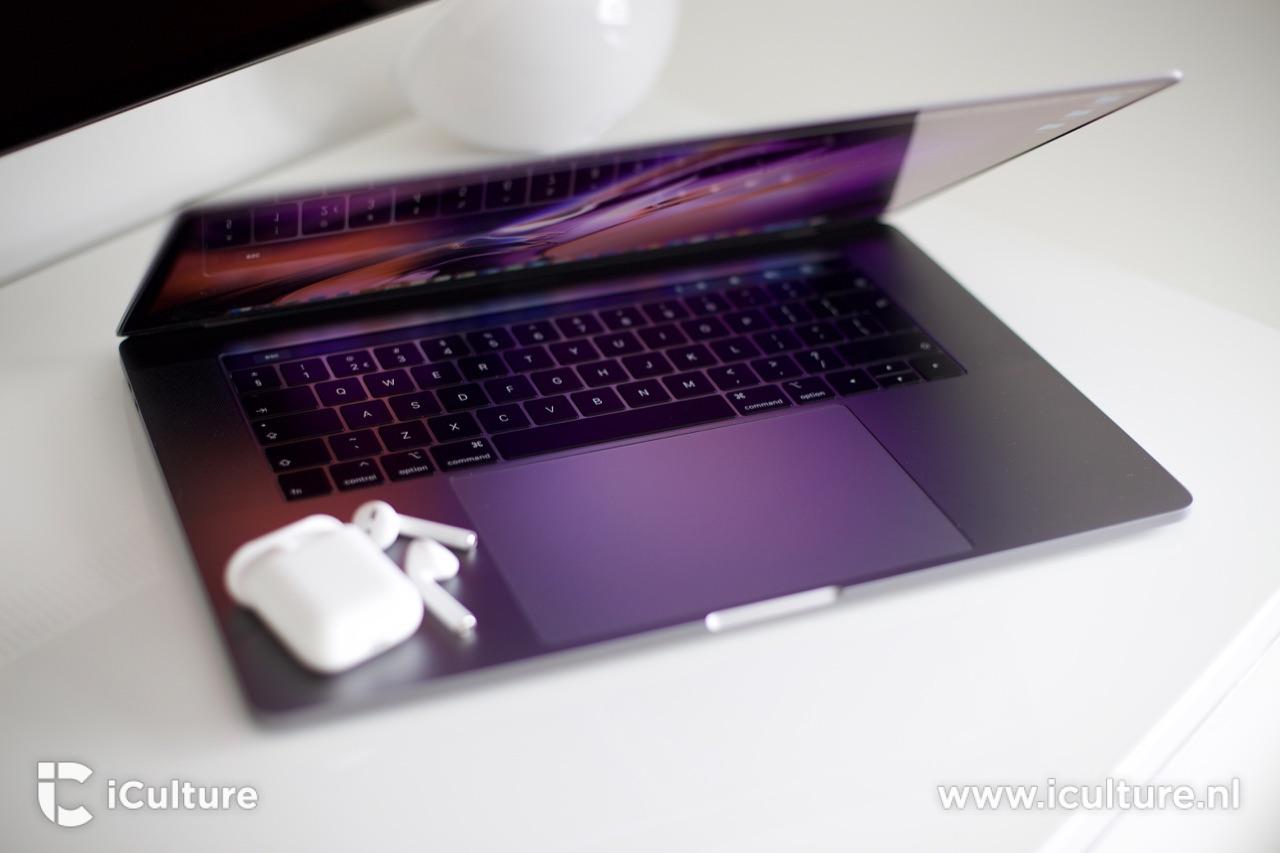 MacBook Pro 2018 toetsenbord met AirPods.