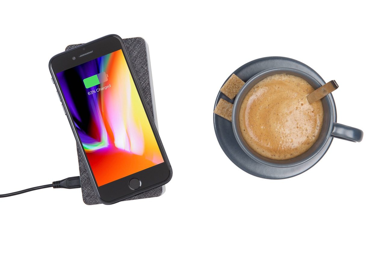 Xtorm 8000 Wave powerbank met koffie.