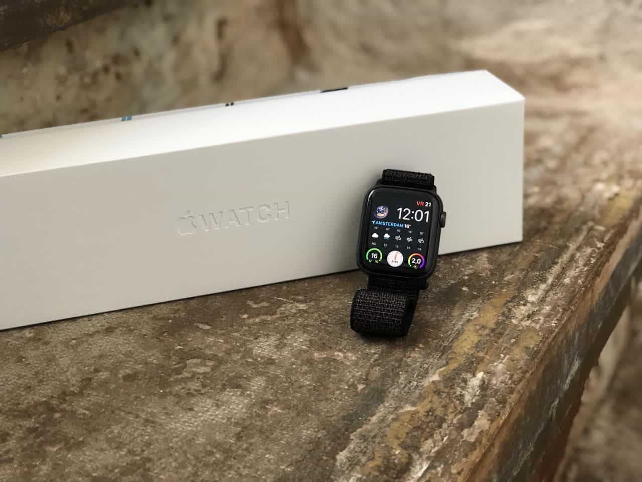 Apple Watch Series 4 met de doos.