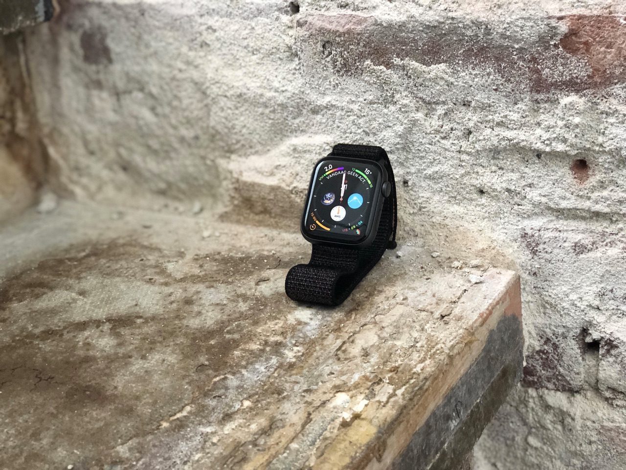 Apple Watch Series 4 rechtop tegen muur.