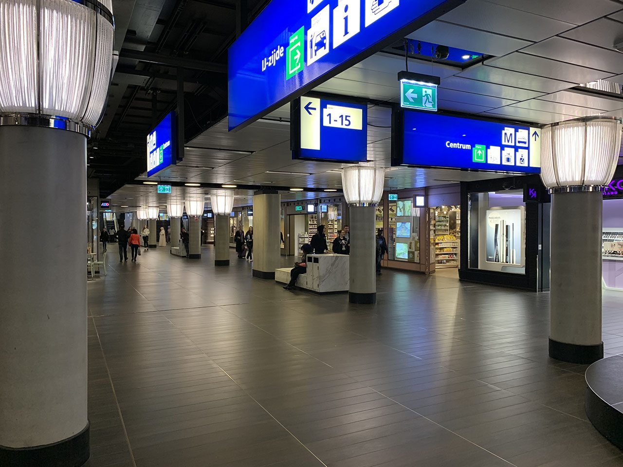 Stationshal, foto gemaakt met iPhone XS