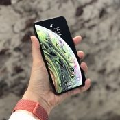 iPhone XS Max review hand