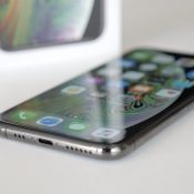 iPhone XS review liggend