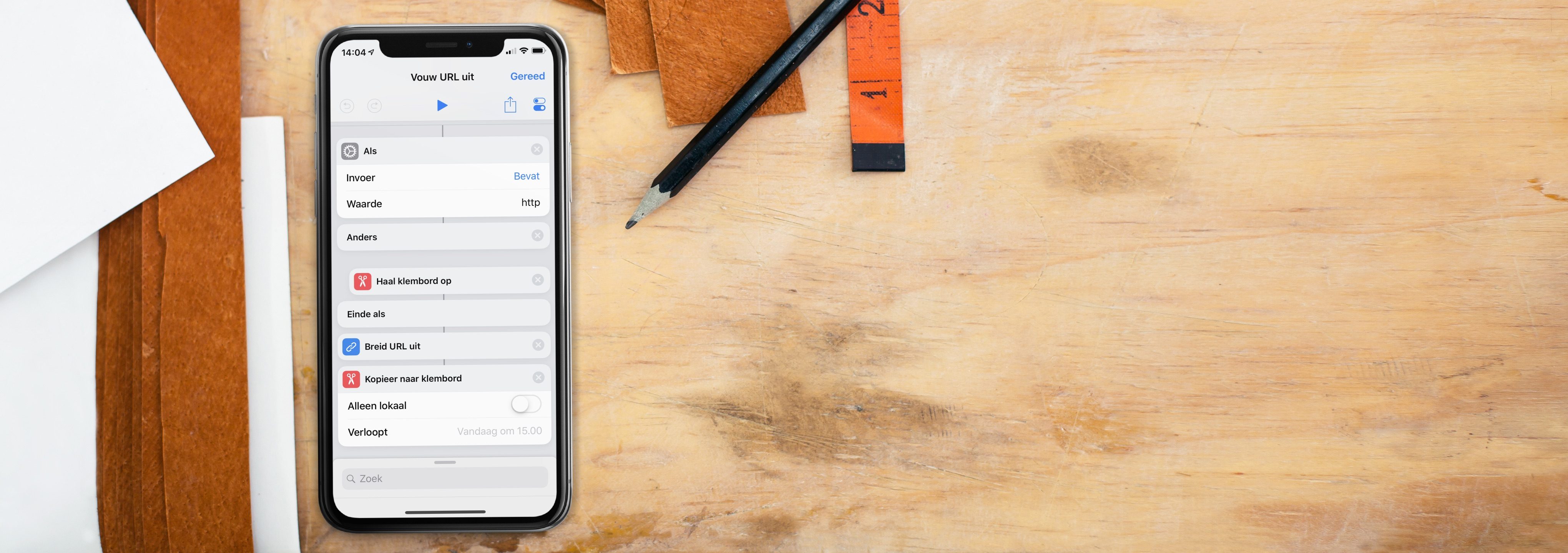 iPhone op bureau met URL Siri Shortcut als screenshot.