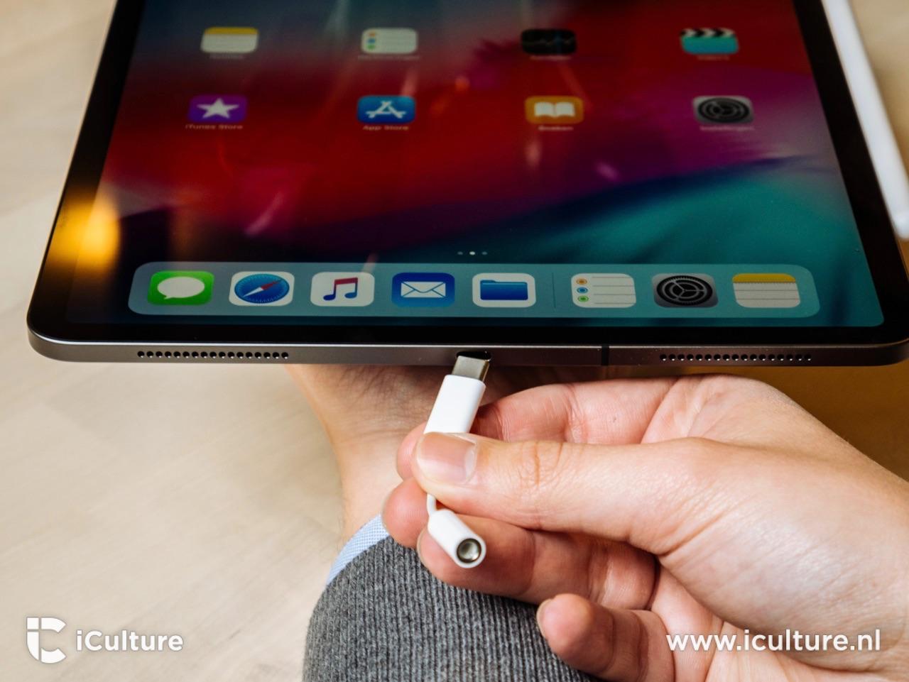 iPad Pro 2018 review met USB-C en koptelefoonadapter.