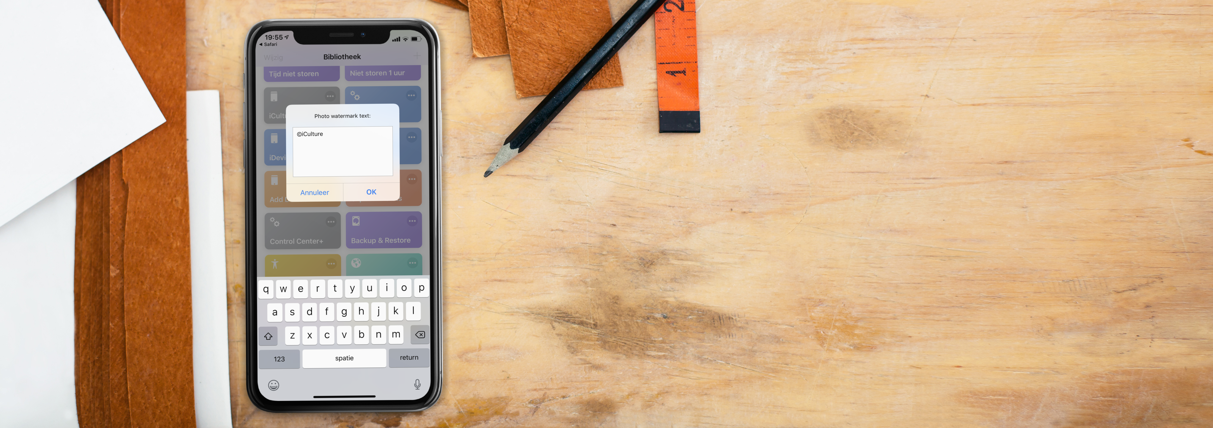 iPhone op bureau met Watermarker Siri Shortcut als screenshot.