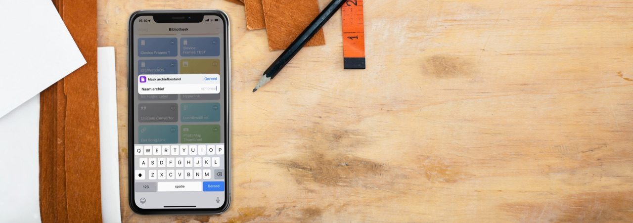 iPhone op bureau met Zip & Share Siri Shortcut als screenshot.
