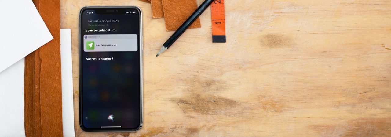 iPhone op bureau met Google Maps Shortcut als screenshot.