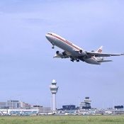 Schiphol met een opstijgend vliegtuig.