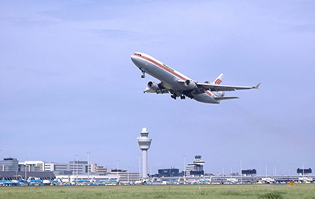 Schiphol met een opstijgend vliegtuig.