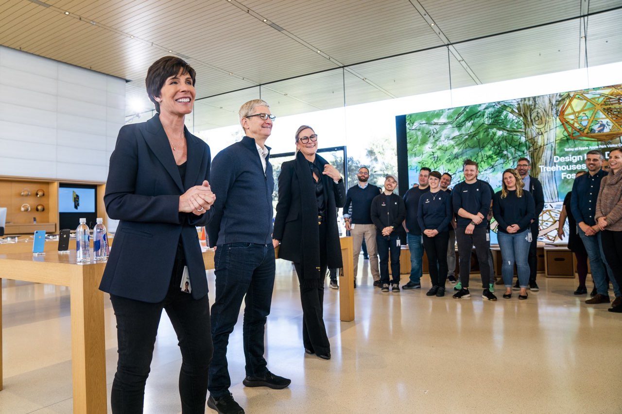 Deirdre O'Brien, Tim Cook en Angela Ahrendts