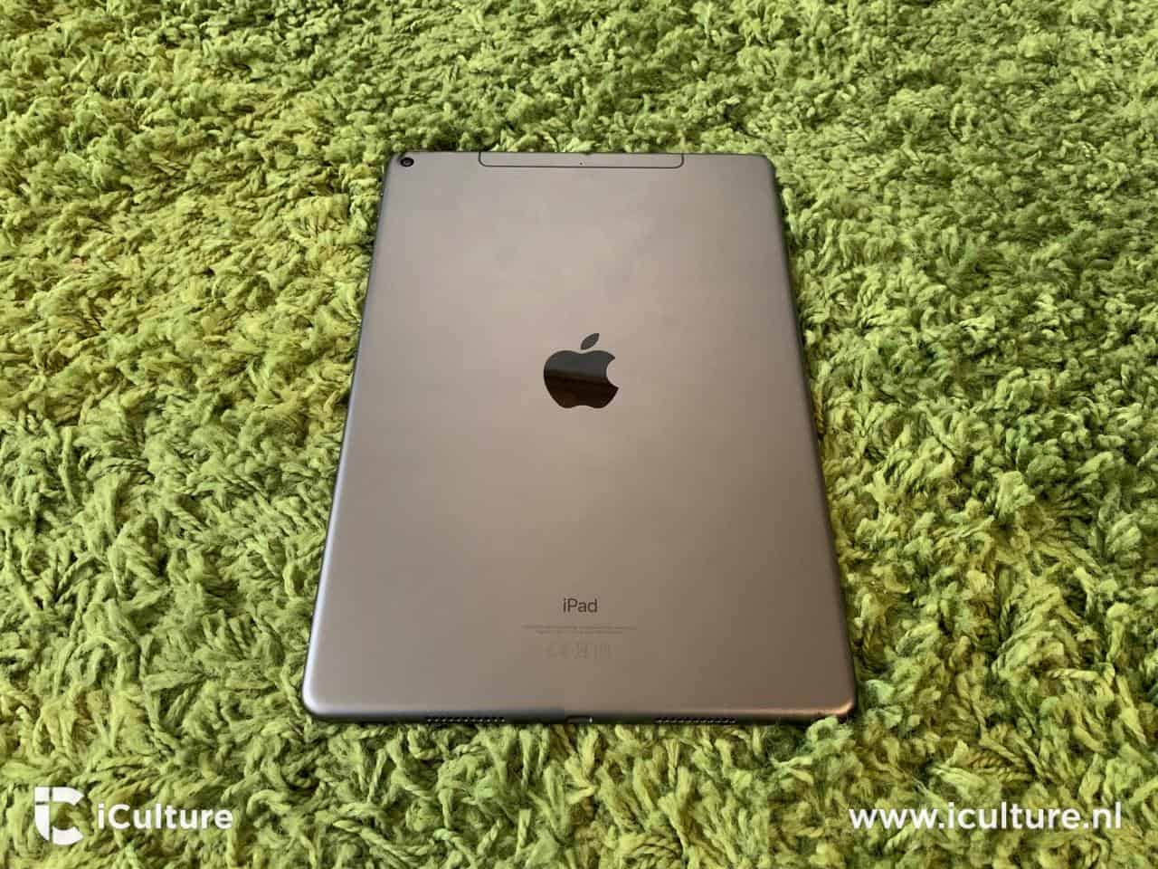 iPad Air 2019 review met achterkant.