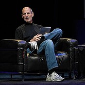 Steve Jobs lezend
