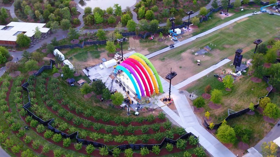 Apple dronevideo regenboog-podium