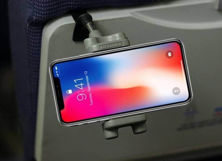 iPhone Lockjaww-houder in het vliegtuig.