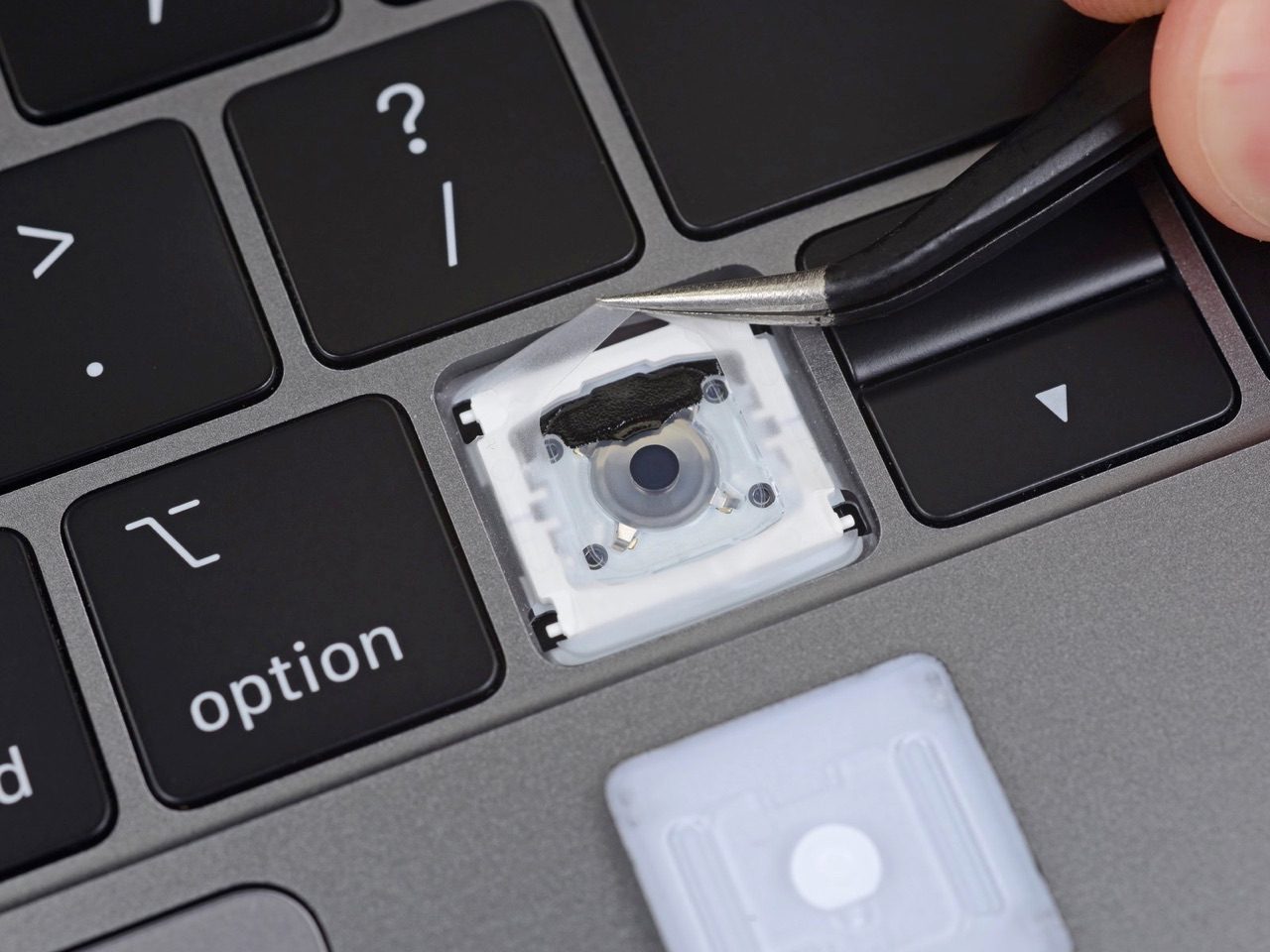 13-inch MacBook Pro 2019 teardown iFixit met toetsenbord.