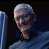 Tim Cook blij met doos.