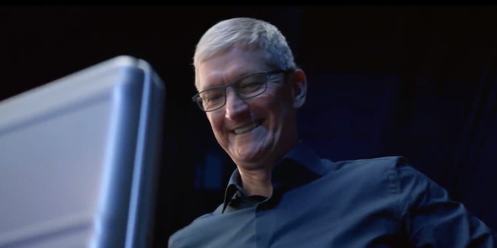 Tim Cook blij met doos.