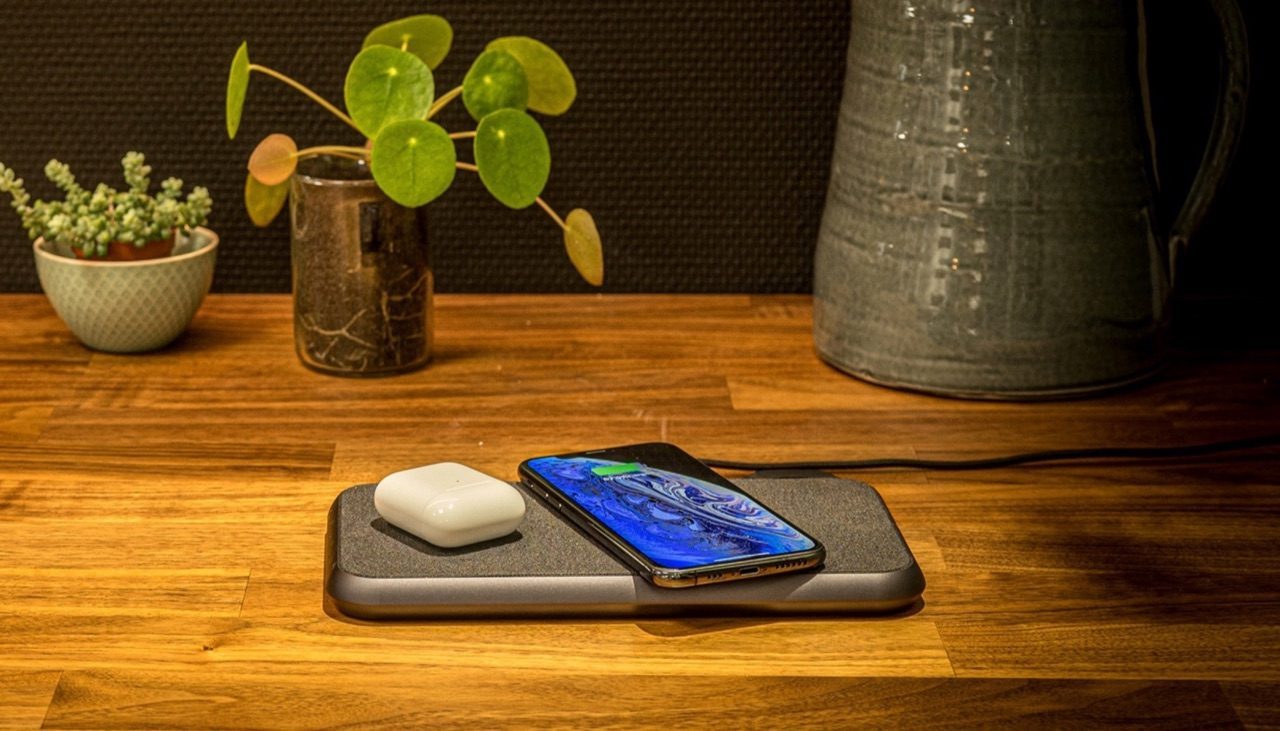 Zens Liberty met AirPods en iPhone.