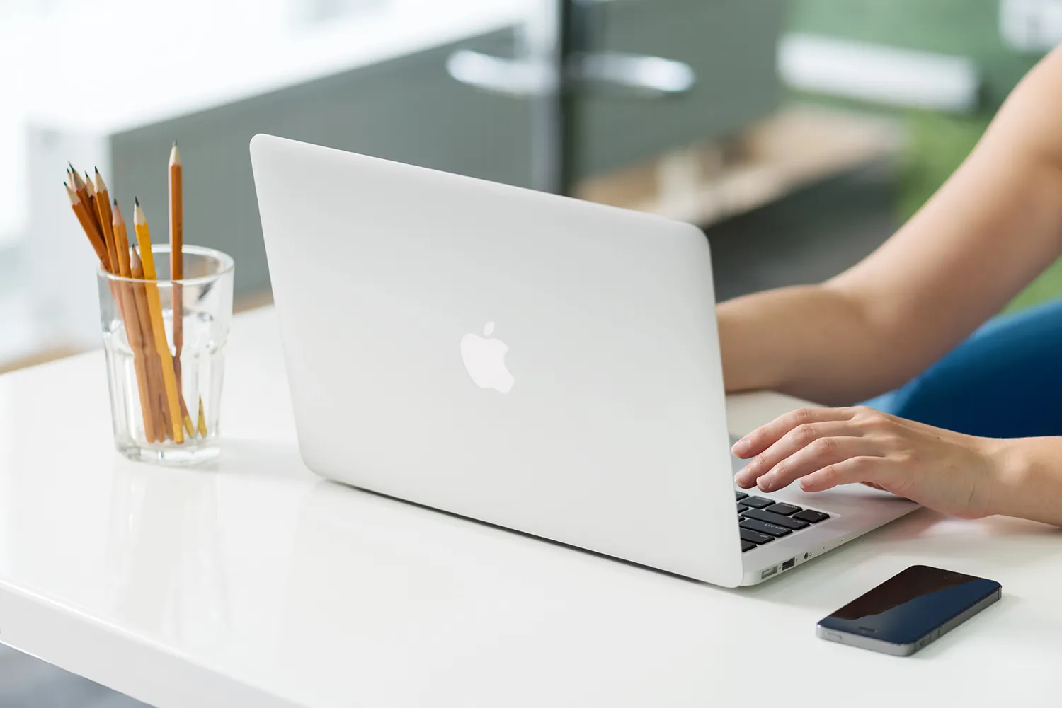 Vrouw met MacBook