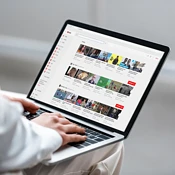 YouTube op een laptop