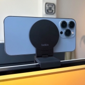 Belkin iPhone-houder met MagSafe voor Mac-desktops aan de voorkant