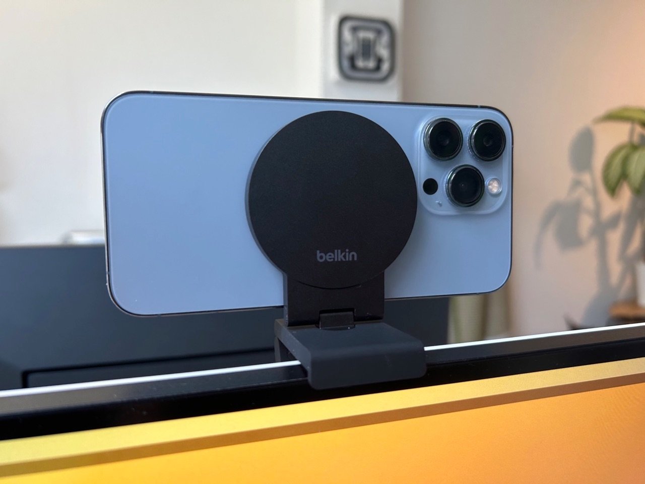 Belkin iPhone-houder met MagSafe voor Mac-desktops aan de voorkant