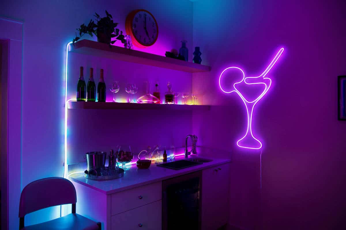 Cync neon lichtslang als cocktailglas