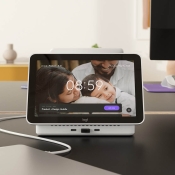 Logi Dock Flex op een bureau met babyfoto