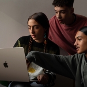 Groep mensen met 15-inch MacBook Air