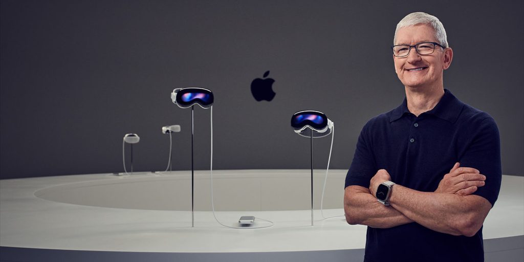 Tim Cook met Vision Pro headset