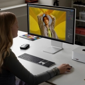 Vrouw werkt met een Mac Studio