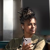 Vrouw met iPhone en AirPods