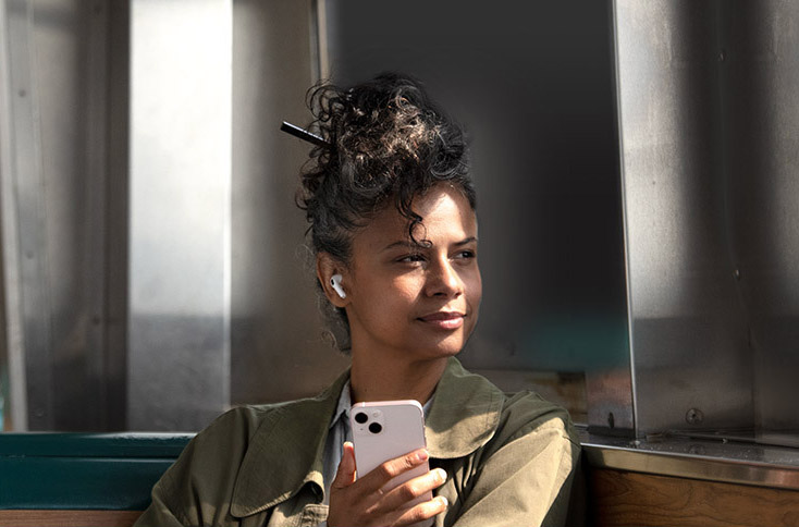 Vrouw met iPhone en AirPods